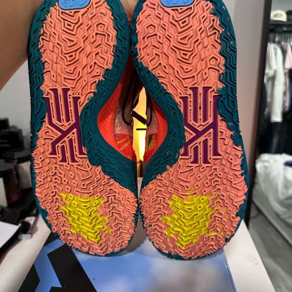 Nike Kyrie 4 Lows 1 World 1 People Size 10.5 - Picture 6 of 6